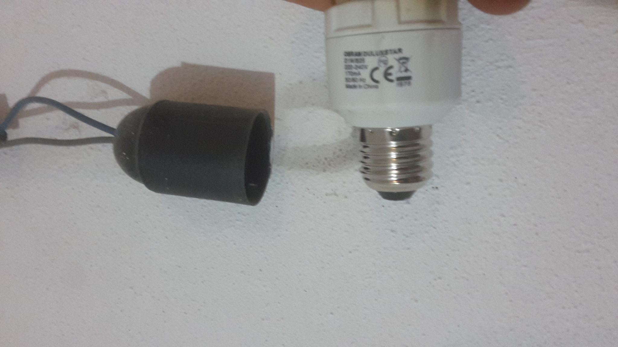 impariamo a sostituire una lampadina