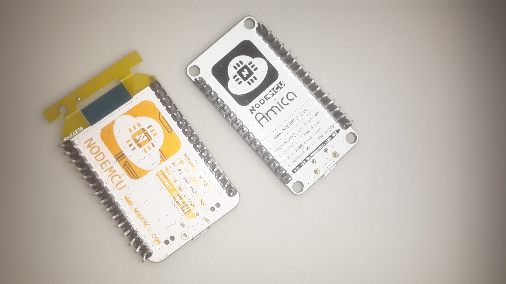 il confronto tra NodeMcu 0.9 e 1.0 viste dal retro.