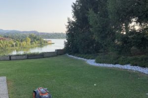 giardino a aprile - riprende il taglio del prato
