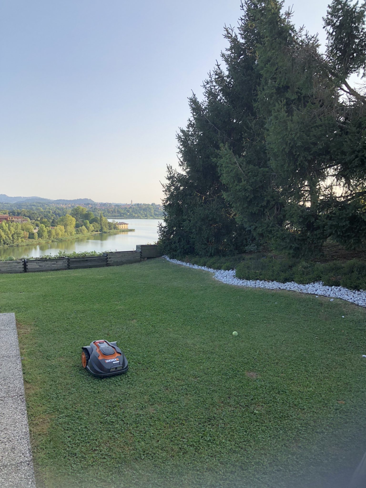 giardino a aprile - riprende il taglio del prato